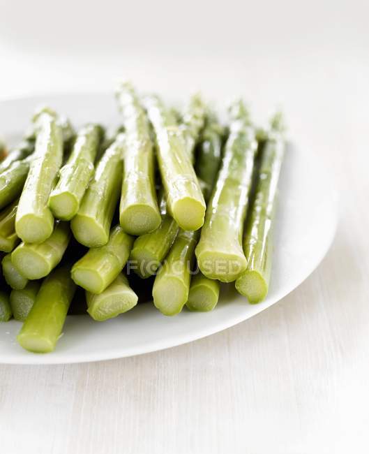 Lance di asparagi verdi cotte — Foto stock