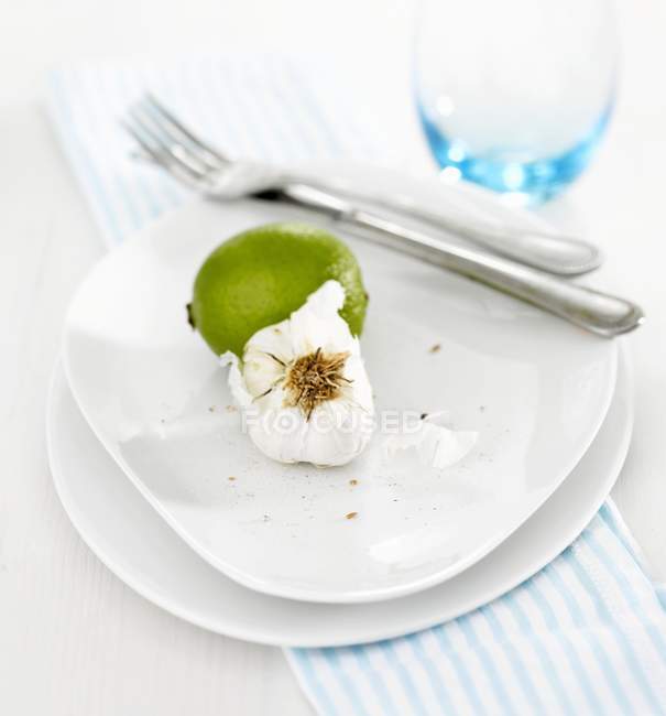 Lime e aglio con coltello e forchetta — Foto stock