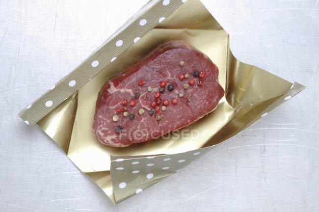 Uncooked peppered steak — Stock Photo