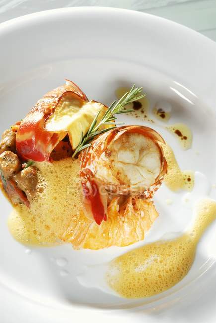 Vista close-up de lagosta espinhosa assada com nhoque de centeio e maçã de caju grelhada — Fotografia de Stock