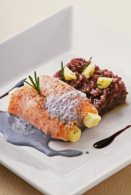 Salmon with red wine risotto — Stock Photo