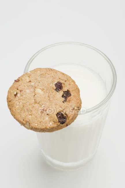Vaso de leche con una galleta entera - foto de stock