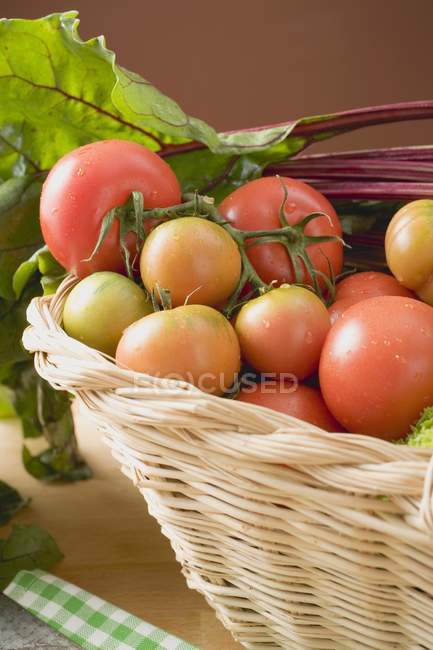Tomates frescos y remolacha - foto de stock
