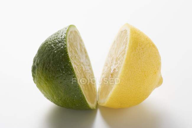 Halb Limette und halb Zitrone — Stockfoto