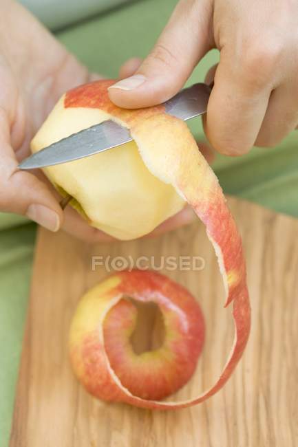 Жіночі руки Пілінг яблуко — стокове фото