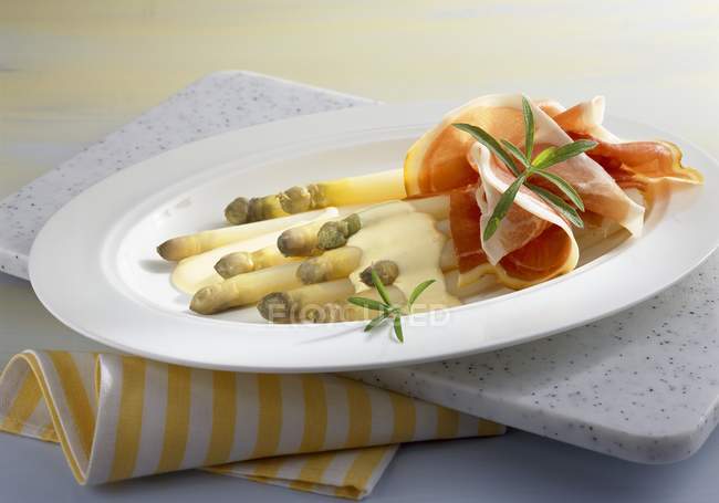 Spargel mit Sauce Hollandaise — Stockfoto