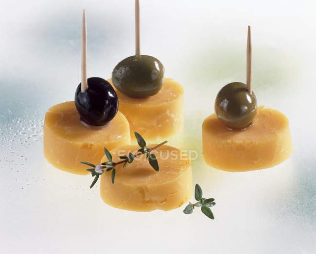 Queijo Cheddar e azeitonas — Fotografia de Stock
