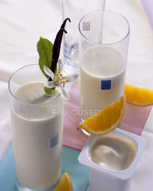 Drink in glasses over towel — Stock Photo