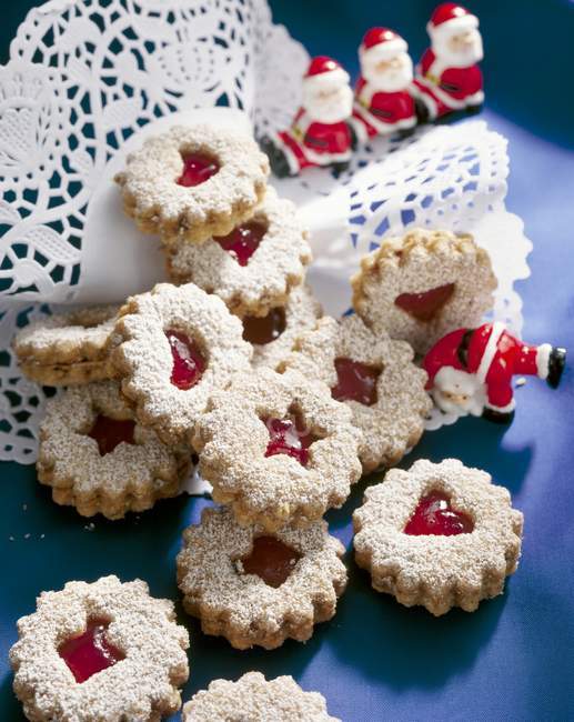 Cinnamon biscuits with figures — Stock Photo