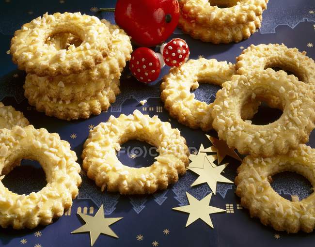 Ringförmige Kekse mit gehackten Mandeln — Stockfoto
