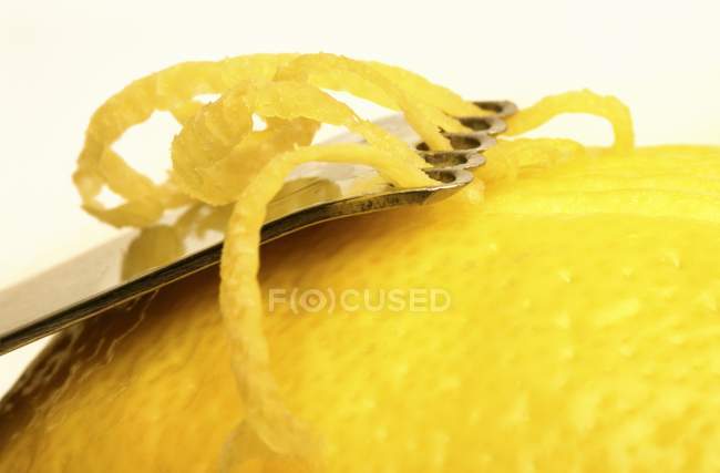Limón fresco con zester - foto de stock
