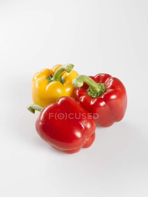 Pimentos vermelhos e amarelos — Fotografia de Stock