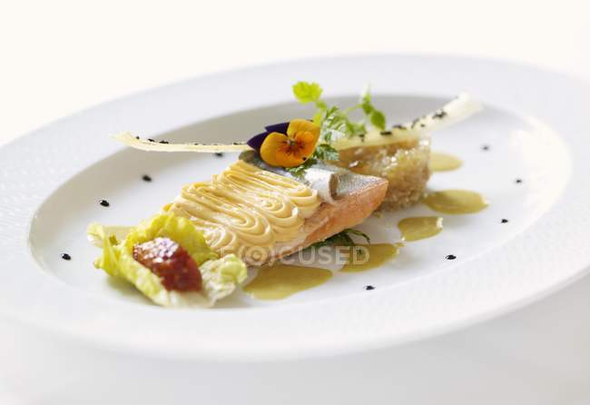 Trucha de salmón con patatas fritas - foto de stock