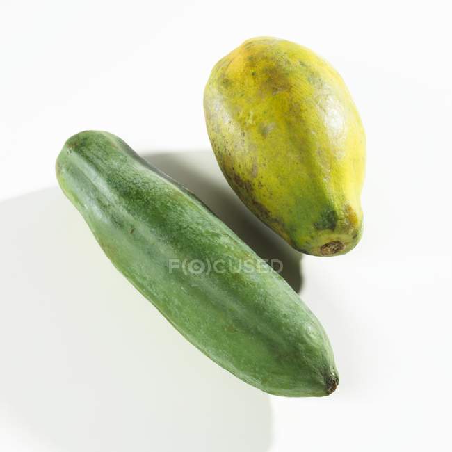 Fresh green and yellow papayas — Stock Photo