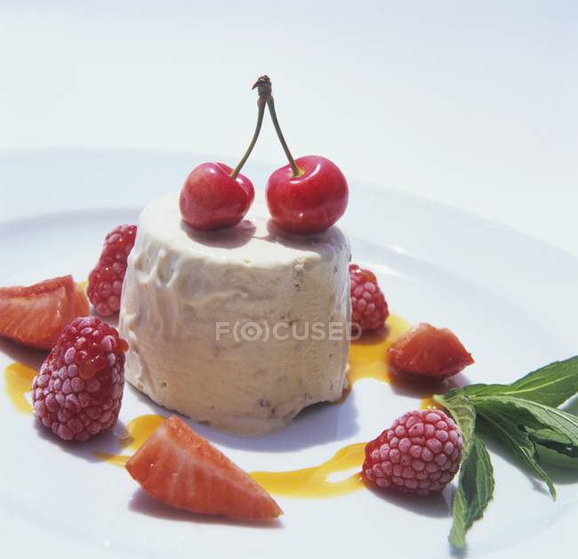 Halbgefrorenes Nuss-Dessert — Stockfoto