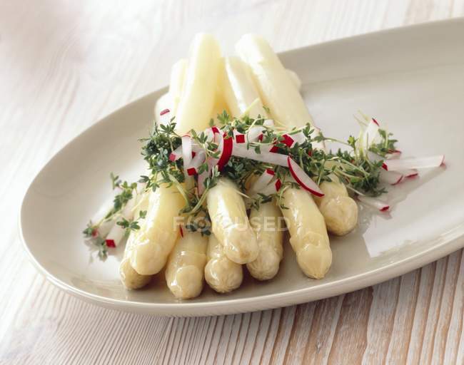 Asparagi bianchi con vinaigrette di crescione e ravanello — Foto stock