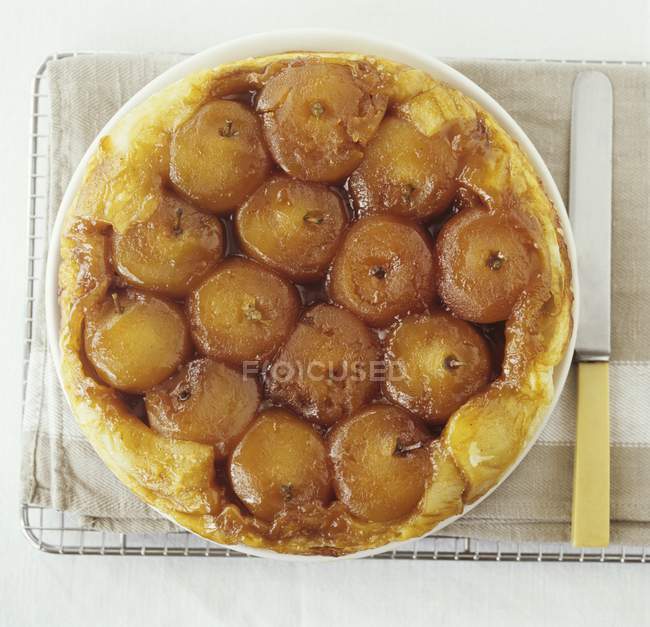 Tarta de manzana caramelizada - foto de stock
