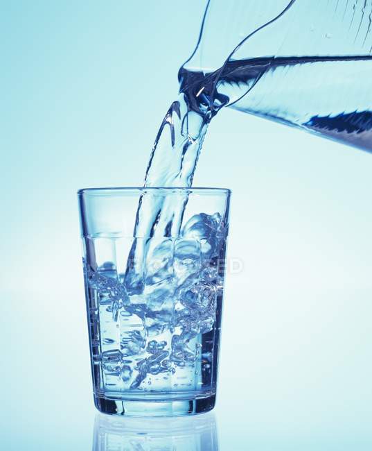 Einschenken von Mineralwasser — Stockfoto