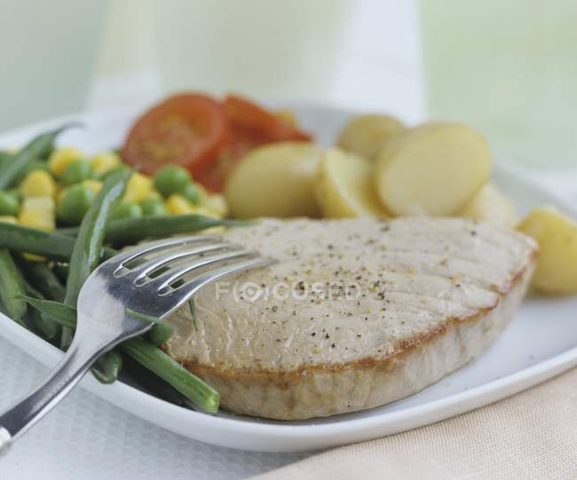 Tuna steak with vegetables — Stock Photo