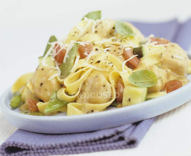 Tagliatelle pasta with chicken and cheese — Stock Photo