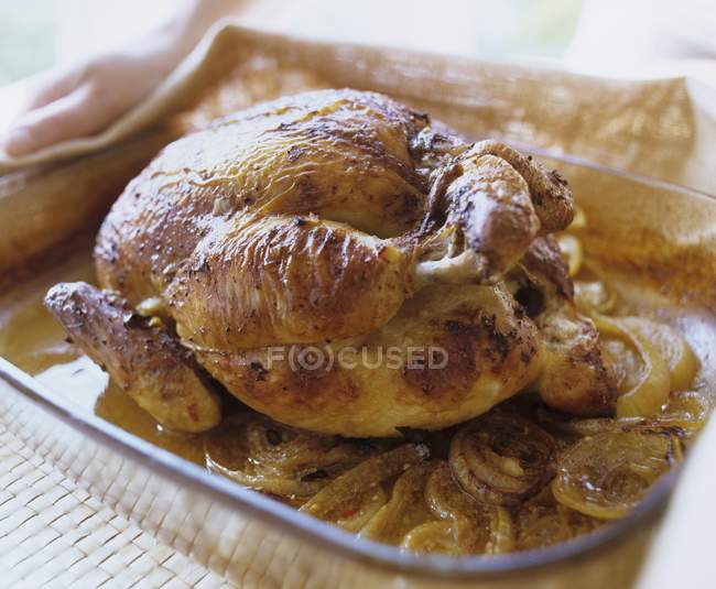 Pollo ripieno con cipolle — Foto stock