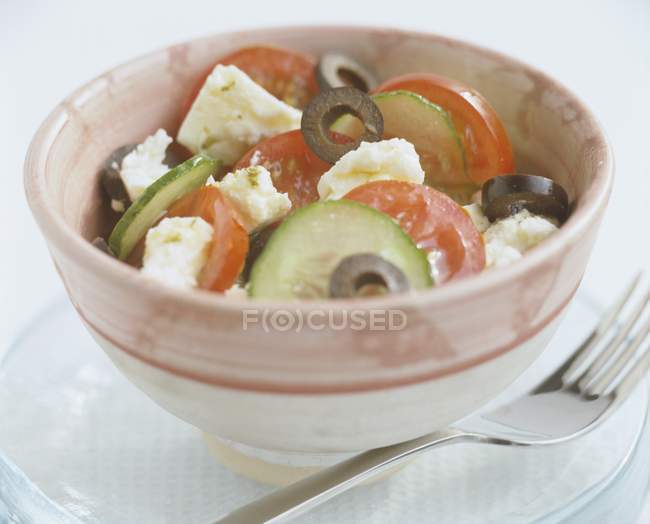 Грецький салат в мисці — стокове фото