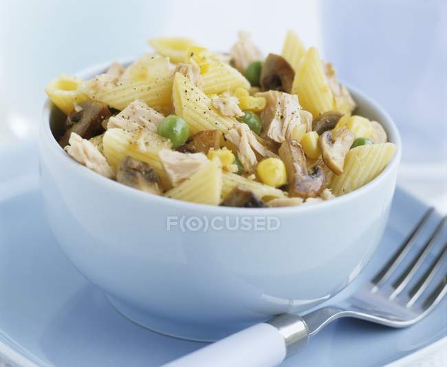 Penne pasta and tuna salad — Stock Photo