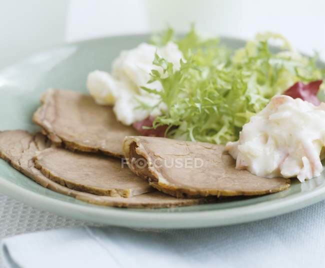 Carne assada a frio fatiada com salada — Fotografia de Stock