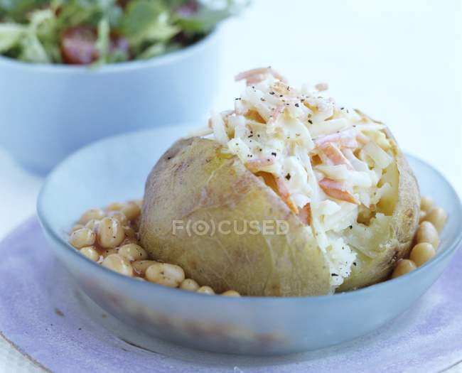 Печёная картошка с капустным салатом — стоковое фото