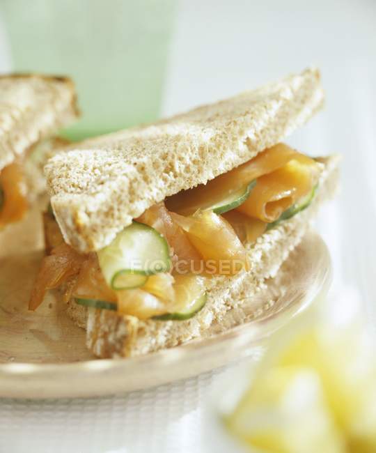 Salmone affumicato e sandwich al cetriolo — Foto stock