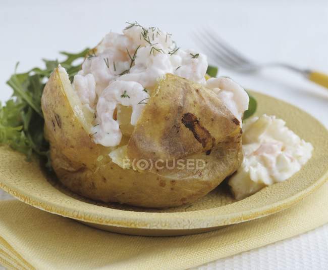 Pommes de terre cuites au four aux crevettes — Photo de stock