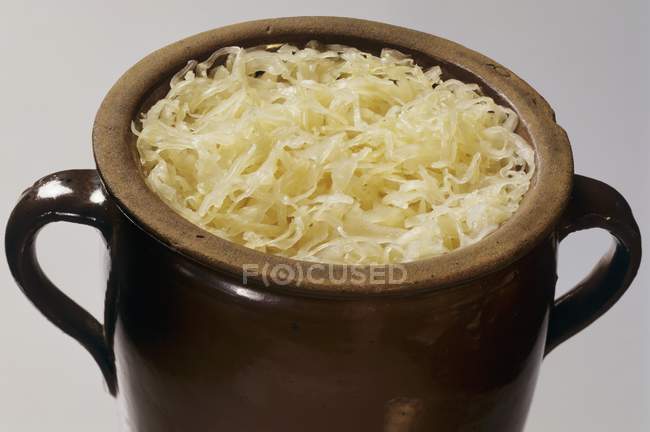 Choucroute dans un pot en terre cuite — Photo de stock