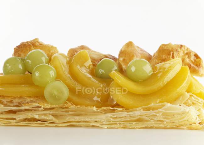 Pastelaria com fatias de pêssego — Fotografia de Stock