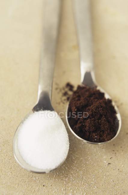 Colheres de açúcar e café moído — Fotografia de Stock