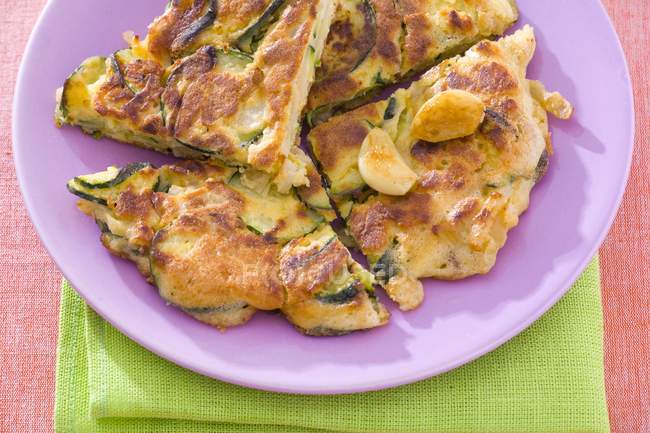 Courgette omelette with garlic — Stock Photo