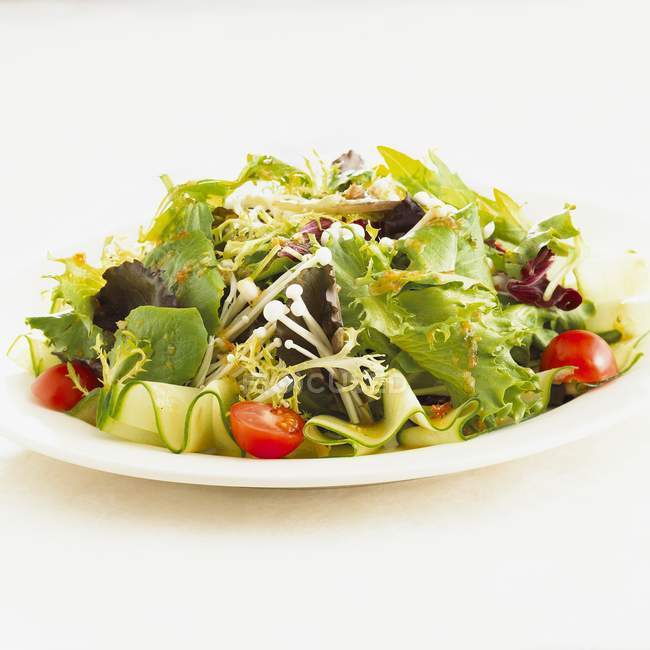 Mixed salad with mushrooms — Stock Photo
