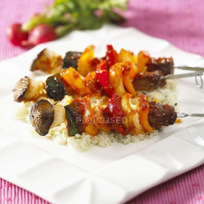 Meat and vegetable kebabs — Stock Photo