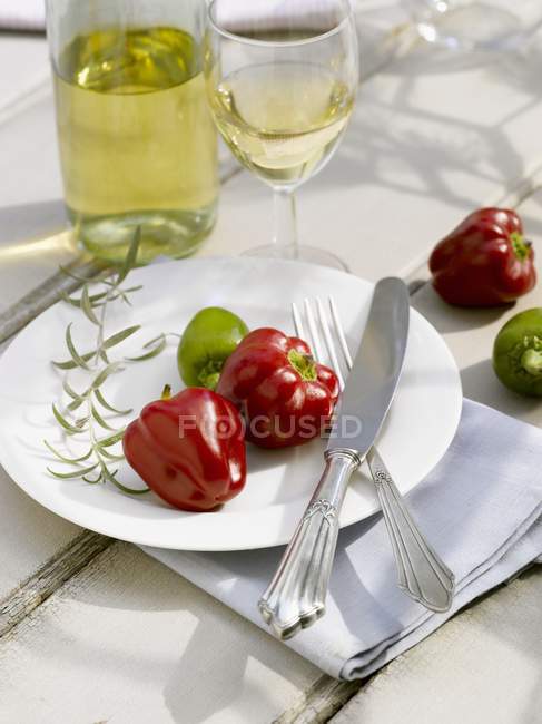 Peperoncini rossi e verdi — Foto stock