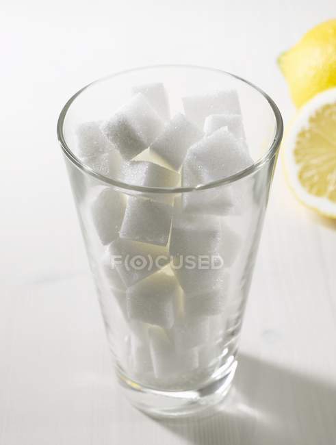 Cubos de azúcar en vidrio - foto de stock