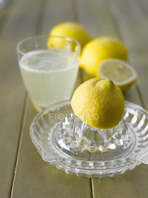 Frischer Zitronensaft und Zitronenpresse — Stockfoto
