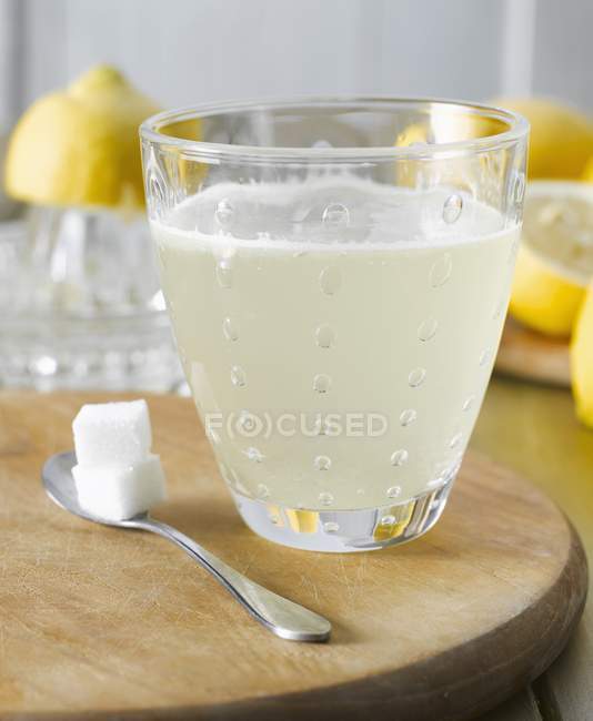 Zumo de limón fresco - foto de stock