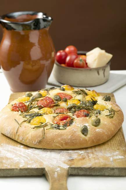 Pizza con pomodorini — Foto stock