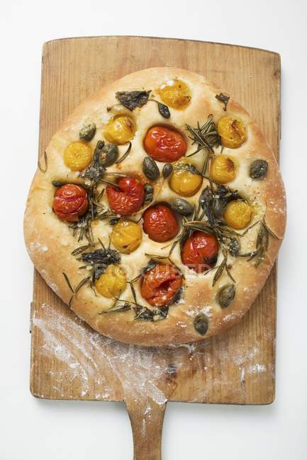 Pizza aux tomates cerises — Photo de stock