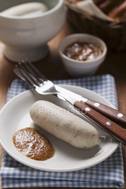 Gekochte Weißwurst mit Senf — Stockfoto