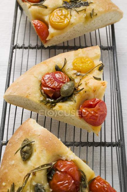 Pizza com tomate cereja — Fotografia de Stock