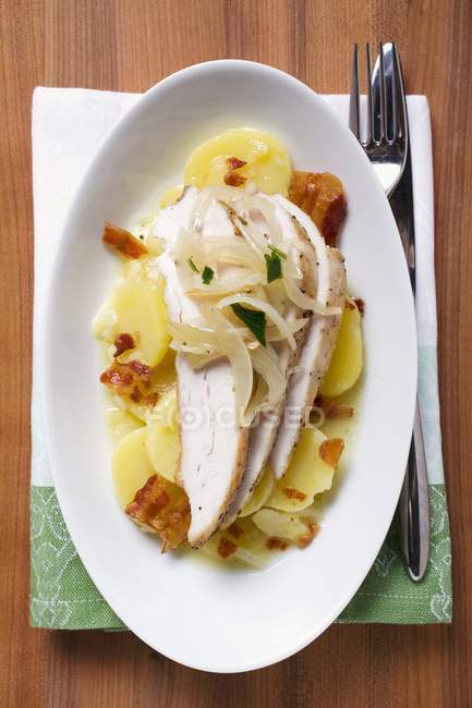 Kartoffelsalat mit Hühnerbrust — Stockfoto
