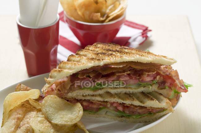 BLT sandwiches with fried crisps — Stock Photo