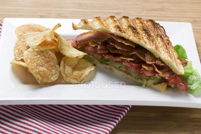 Sanduíches de bacon com batatas fritas — Fotografia de Stock
