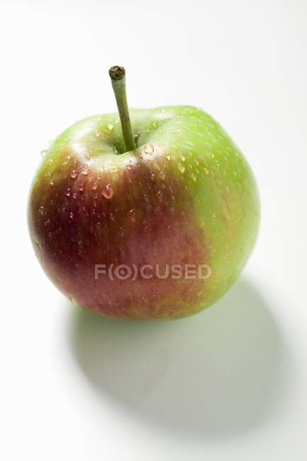 Manzana fresca con gotas de agua - foto de stock