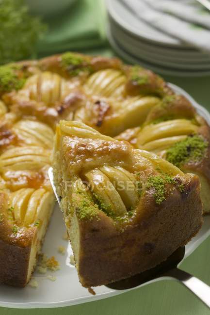 Яблучний торт з подрібненими фісташками — стокове фото